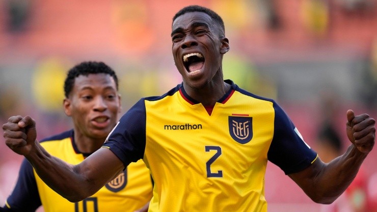 Félix Torres celebrando el primer gol de Ecuador.