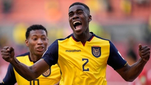 Félix Torres celebrando el primer gol de Ecuador.