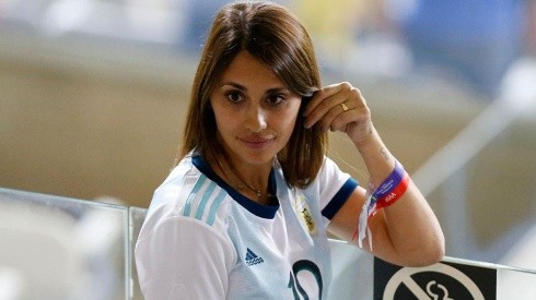 Antonella Roccuzzo en partido de Argentina.