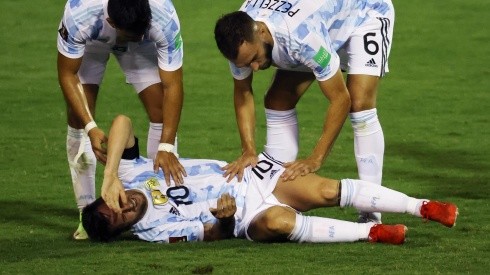 Lionel Messi en el suelo después de la patada de Martínez (Getty Images)