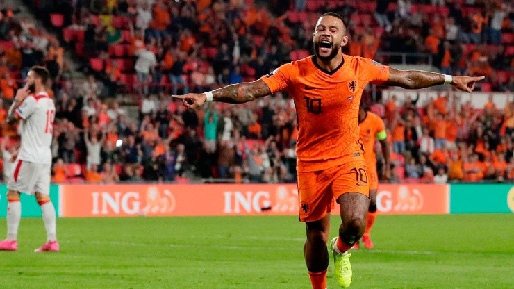 Festejo de gol de Memphis Depay.