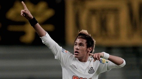 Neymar com a camisa do Santos