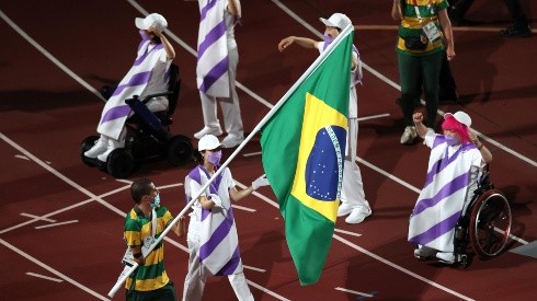 Daniel Dias, porta-bandeira do Brasil na cerimônia de encerramento das Paralimpíadas de Tóquio. (Foto: Getty Images)