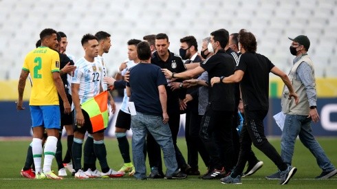Health authorities interrumpt the match between Brazil and Argentina (Getty).