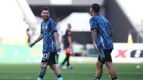 Paredes con Messi antes del comienzo del partido.
