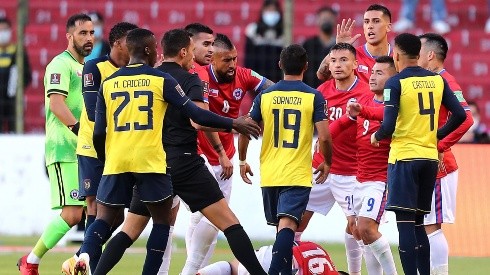 Chile jugó en un jugador más desde los 64' tras la expulsión de Junior Sornoza