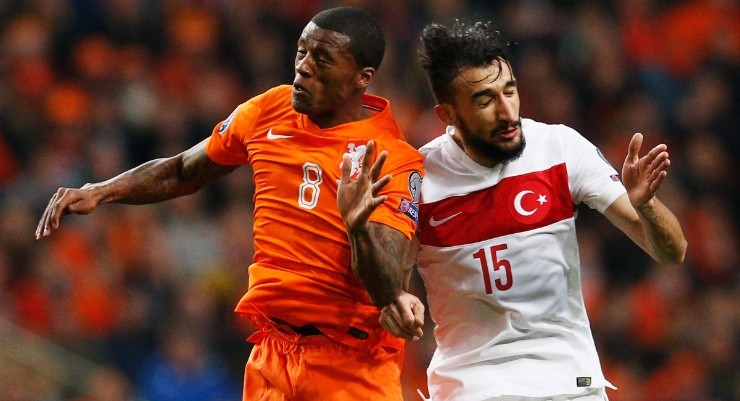 Georginio Wijnaldum of the Netherlands (left) and Mehmet Topal of Turkey (right) in 2015. (Getty)