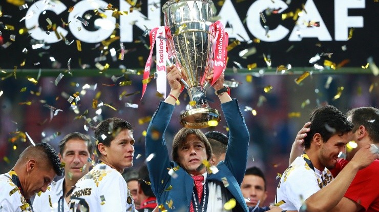 Chivas manager Matías Almeyda lifts the 2018 Scotiabank Concacaf Champions League (Getty Images).