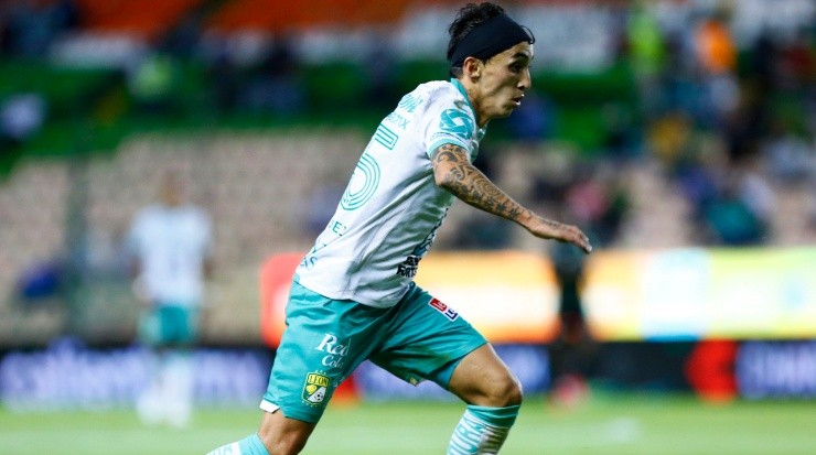 Omar Fernandez dribbling