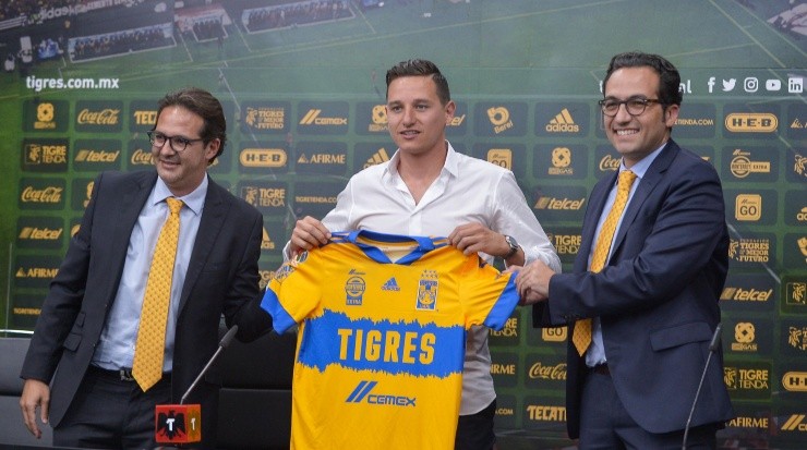 Mauricio Culebro y Florian Thauvin, durante la presentación del fichaje. (Getty)