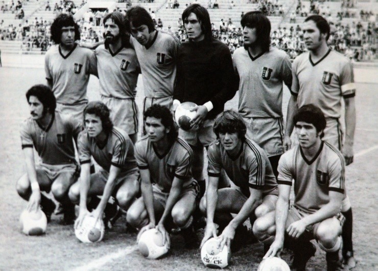 Pumas en los años 70. Miguel Mejía Barón es el tercero de izquierda a derecha en la fila de arriba (foto: Jam Media).