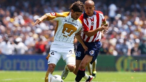 Bruno Marioni de Pumas y Adolfo Bautista de América en la final del torneo Clausura 2004.