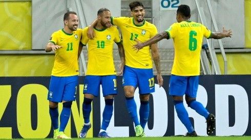 Jogadores do Brasil comemoram gol diante do Peru (Foto: Getty Images)