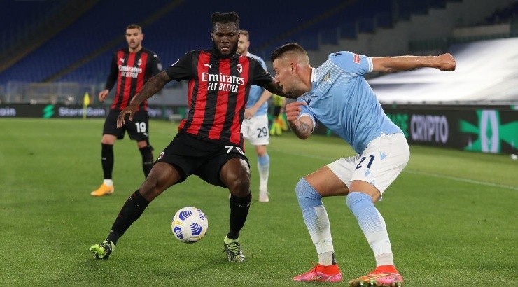 Sergej Milinkovic-Savic of SS Lazio passing the ball past Franck Kessie of A.C. Milan during the Serie A match between SS Lazio and AC Milan at Stadio Olimpico on April 26, 2021 in Rome, Italy. (Getty)
