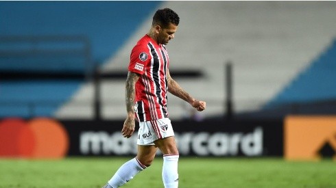 Dani Alves se va del Sao Paulo por falta de pagos.