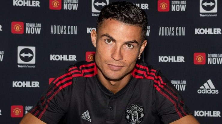 Cristiano Ronaldo en firma de contrato con United.