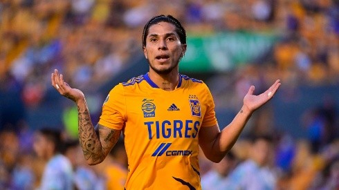 Carlos Salcedo es tundido por los fanáticos de Tigre.