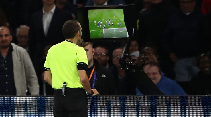 Referee Cuneyt Cakir makes a VAR check during the 2019-20 UEFA Champions League. (Getty)