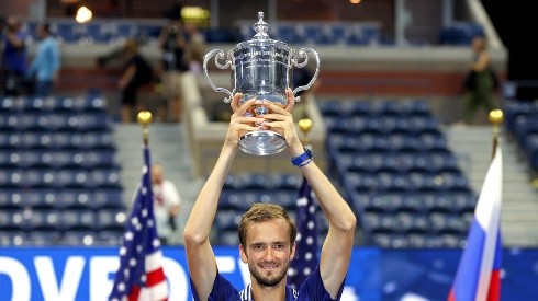 Medvedev conquista o seu primeiro Grand Slam da carreira ao vencer Djokovic no US Open. (Foto: Getty Images)