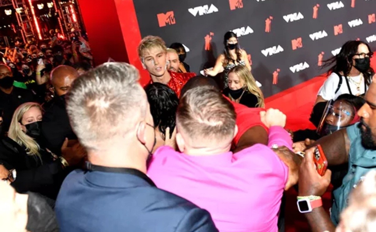 Conor Mcgregor Machine Gun Kelly E Lutador Se Envolvem Em Briga No Vma 2021 E Partem Para