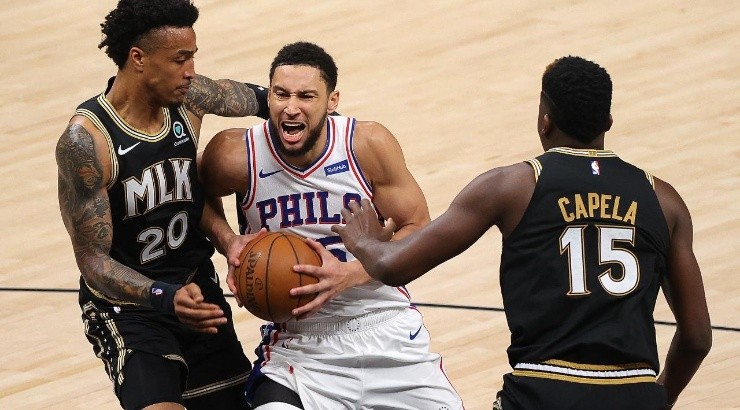 Ben Simmons #25 of the Philadelphia 76ers drives between John Collins #20 and Clint Capela #15 of the Atlanta Hawks (Getty)