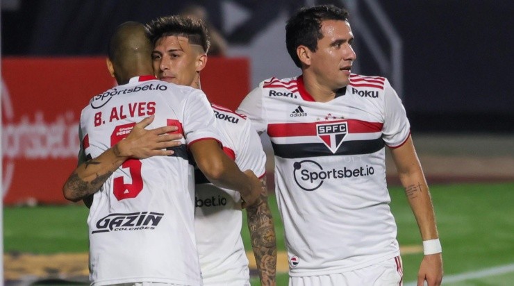 Jogadores do São Paulo comemoram gol (Foto: Marcello Zambrana/AGIF)