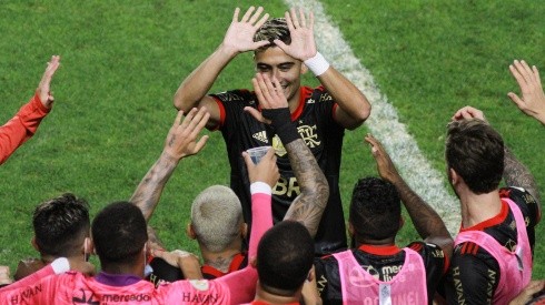 Andreas Pereira comemora com os companheiros o gol marcado sobre o Santos (Foto: Fernanda Luz/AGIF)
