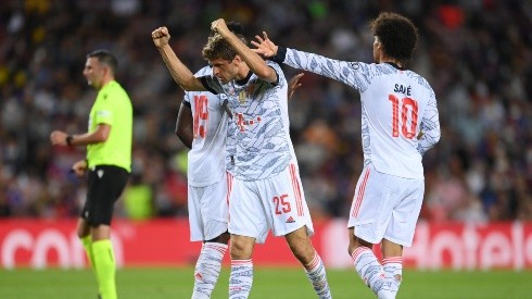 Muller comemora gol com companheiros na vitória do Bayern no Camp Nou (Getty Images)