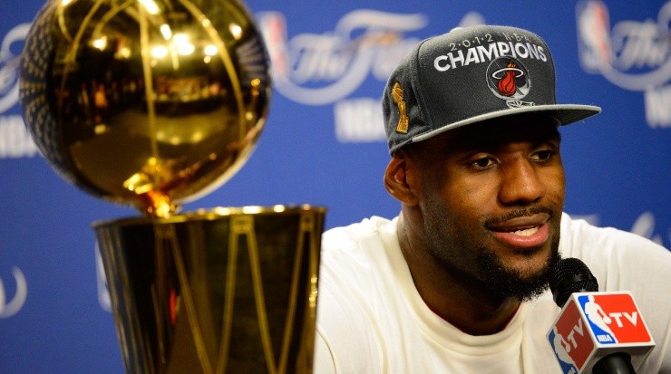 LeBron James y uno de sus títulos con Miami Heat (Foto: Getty Images)