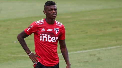 Arboleda deve estar de volta ao time titular do São Paulo (Foto: Marcello Zambrana/AGIF)