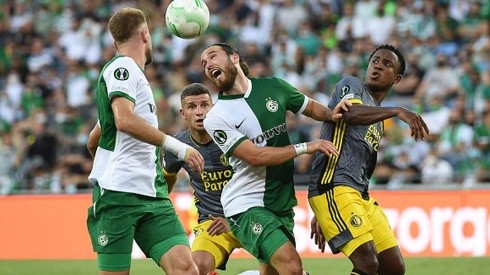 Acción de juego entre Maccabi Haifa y Feyenoord.