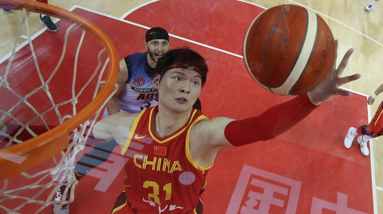 Wang Zhelin, jugador chino que adquirió Lakers (Foto: Getty Images)