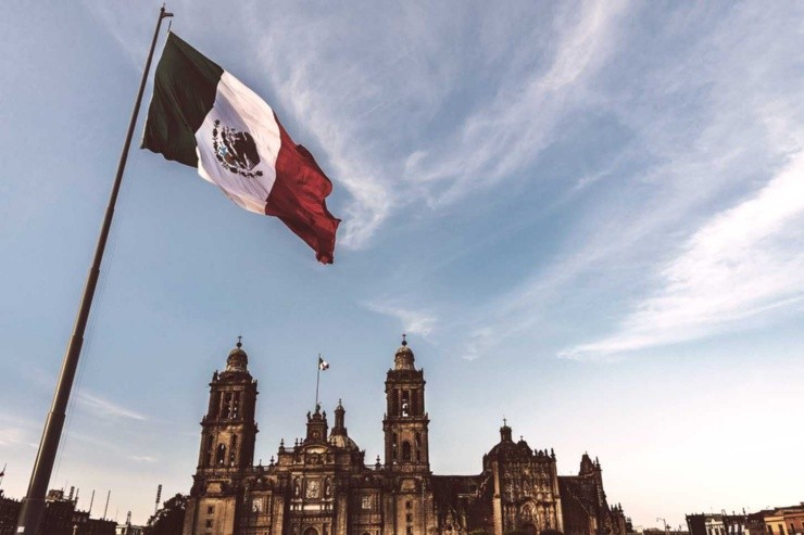 Equipos europeos saludan a México en su día.