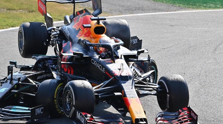 Impactante imagen del accidente entre Hamilton y Verstappen. (Getty)
