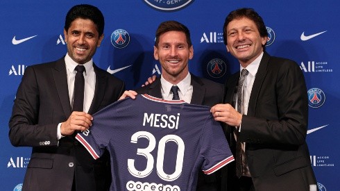 Lionel Messi, ao lado de Nasser Al-Khelaifi e Leonardo (Foto: Getty Images)