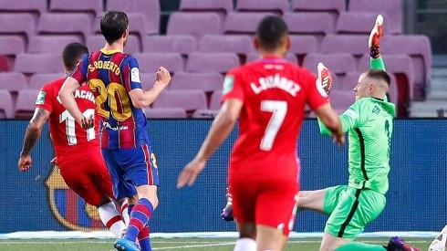 Acción de juego entre Barcelona y Granada.