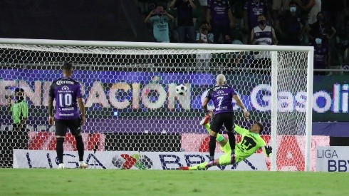 Camilo Sanvezzo no desperdició el penalti y marcó el 1-0 para el Mazatlán.