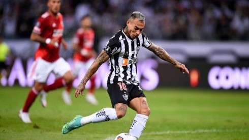 Eduardo Vargas anotó de penal en el último minuto en victoria del Mineiro.