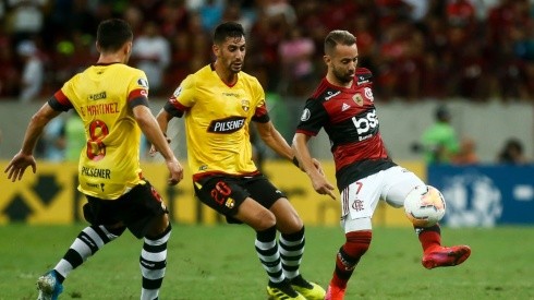 Emmanuel Martinez and Bruno Pinatares of Barcelona SC (left) are trying to stop Everton Ribeiro of Flamengo (right)