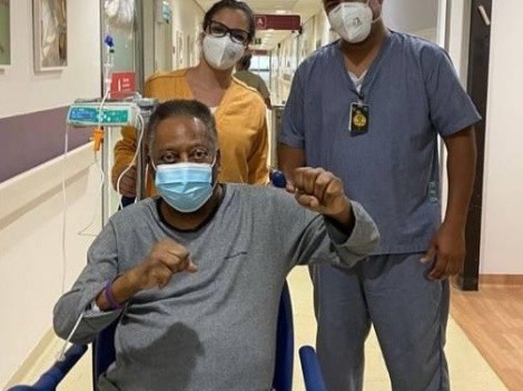 Pelé faz publicação ainda no hospital e comemora recuperação com 'soco no ar'