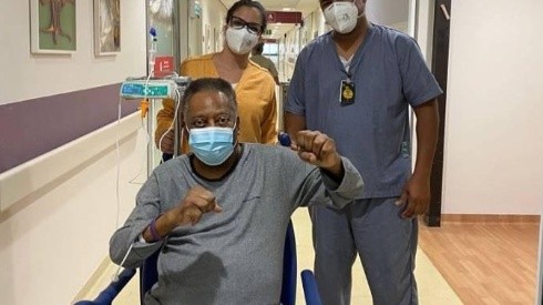 Pelé faz publicação ainda no hospital e comemora recuperação com 'soco no ar'