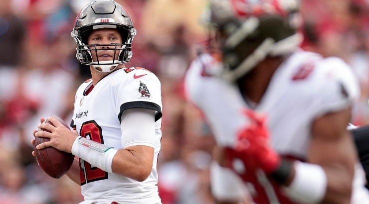 Tom Brady #12 of the Tampa Bay Buccaneers looks to make a pass play against the Atlanta Falcons (Getty)
