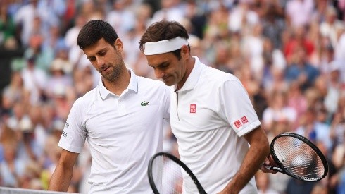 Novak Djokovic y Roger Federer en Wimbledon.