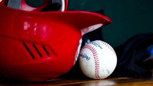 Casco y bola de la MLB