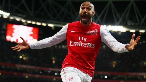 Thierry Henry comemora gol marcado com a camisa do Arsenal (Foto: Getty Images)