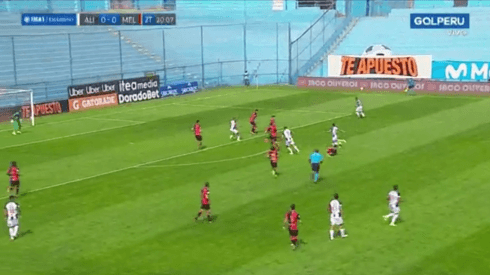 Alianza Lima se puso adelante con 10 jugadores en el campo.