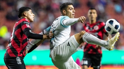 Brian Rubio del Mazatlán protege la pelota ante Víctor Guzmán del Tijuana.
