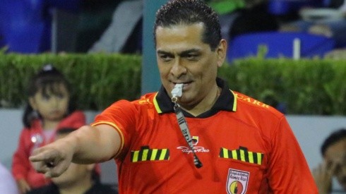 El exarbitro mundialista le apuntó a Ramos Palazuelos por su labor en el Clásico Nacional.