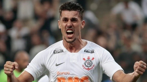 Danilo Avelar, em campo com a camisa do Corinthians (Foto: Marcello Zambrana/AGIF)