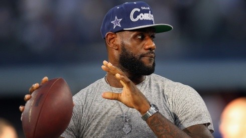 LeBron James con ovoide y gorra de Dallas Cowboys.